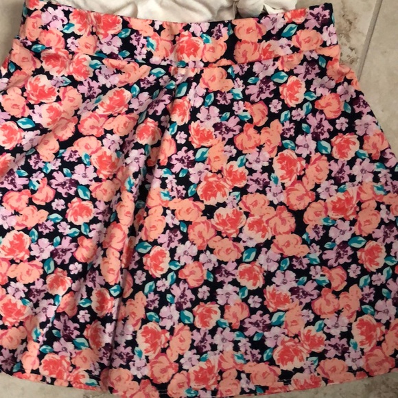 Skirt and tee size 16 juniors - Picture 3 of 3